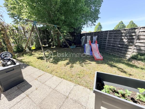 A Lieusaint, dans le quartier du petit prince, venez découvrir cette maison de 3 chambres.
Située au calme dans une impasse, cette maison sera un havre de paix pour votre famille.
L’entrée s’ouvre sur un salon lumineux et une cuisine semi ouverte qui est équipée.
Un coin bureau, un garage et un toilette viennent compléter ce niveau

À l’étage, 3 chambres dont 2 avec un placard de rangement, et une salle de bain.
Côté extérieur vous pourrez vous garer devant la maison, un jardin vous permettra des moments de détente en famille avec  son espace pelouse et sa grande terrasse pour partager des repas au soleil 
Cette maison se situe à 2 pas des écoles et des commerces 

Contactez moi pour plus d’informations ou pour organiser une visite