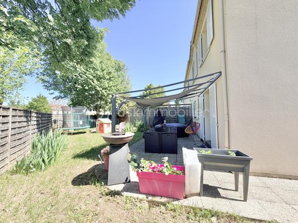 A Lieusaint, dans le quartier du petit prince, venez découvrir cette maison de 3 chambres.
Située au calme dans une impasse, cette maison sera un havre de paix pour votre famille.
L’entrée s’ouvre sur un salon lumineux et une cuisine semi ouverte qui est équipée.
Un coin bureau, un garage et un toilette viennent compléter ce niveau

À l’étage, 3 chambres dont 2 avec un placard de rangement, et une salle de bain.
Côté extérieur vous pourrez vous garer devant la maison, un jardin vous permettra des moments de détente en famille avec  son espace pelouse et sa grande terrasse pour partager des repas au soleil 
Cette maison se situe à 2 pas des écoles et des commerces 

Contactez moi pour plus d’informations ou pour organiser une visite