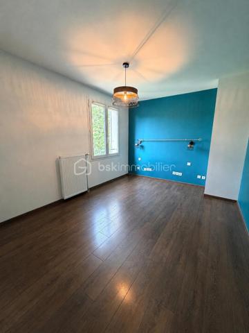 A Lieusaint, dans le quartier du petit prince, venez découvrir cette maison de 3 chambres.
Située au calme dans une impasse, cette maison sera un havre de paix pour votre famille.
L’entrée s’ouvre sur un salon lumineux et une cuisine semi ouverte qui est équipée.
Un coin bureau, un garage et un toilette viennent compléter ce niveau

À l’étage, 3 chambres dont 2 avec un placard de rangement, et une salle de bain.
Côté extérieur vous pourrez vous garer devant la maison, un jardin vous permettra des moments de détente en famille avec  son espace pelouse et sa grande terrasse pour partager des repas au soleil 
Cette maison se situe à 2 pas des écoles et des commerces 

Contactez moi pour plus d’informations ou pour organiser une visite