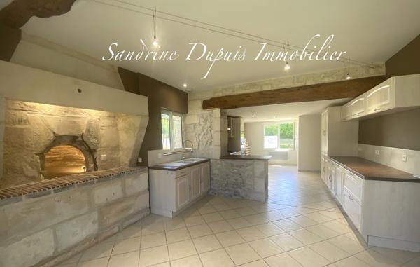 Saintes (17100) Ensemble immobilier : grande maison et dépendances