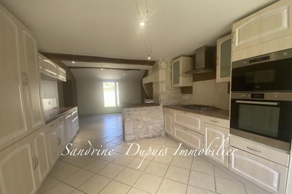 Saintes (17100) Ensemble immobilier : grande maison et dépendances