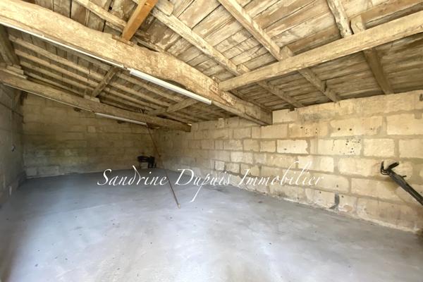 Saintes (17100) Ensemble immobilier : grande maison et dépendances