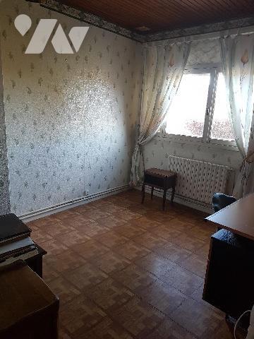 Maison avec entrée, placard, cuisine , salle de bain séjour-salon, WC, garage, cellier 4 chambres