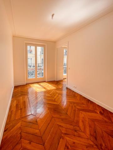Paris 2ème - A LOUER - Magnifique 5 Pièces de 127 m² avec balcon