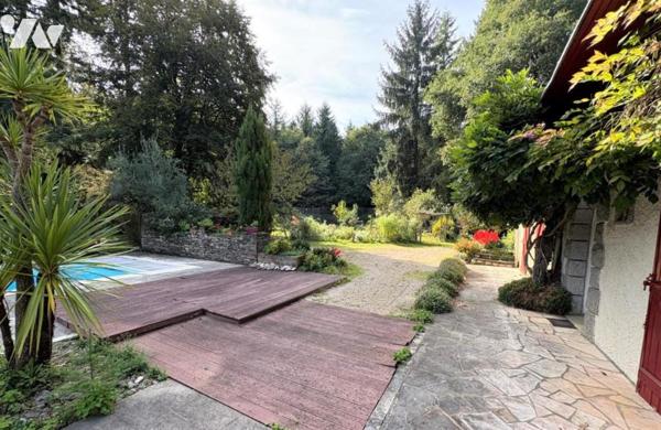 Guemené Penfao, en campagne maison avec piscine sur environ 15 ha