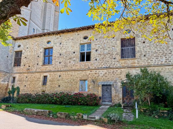 Dpt Gers (32), à vendre BASSOUES, partie du château, 174 m2 avec jardin 5000 m2 et piscine