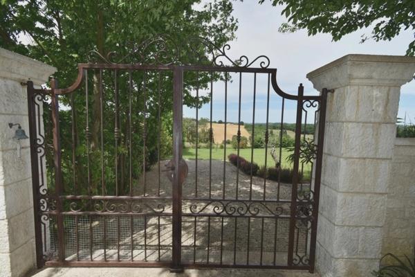 Dpt Gers (32), à vendre BASSOUES, partie du château, 174 m2 avec jardin 5000 m2 et piscine