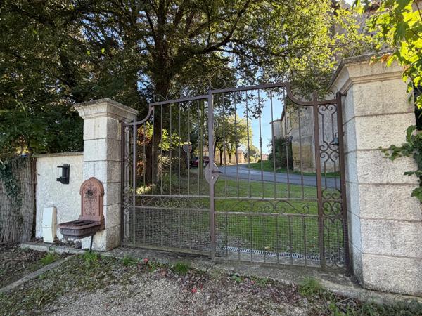 Dpt Gers (32), à vendre BASSOUES, partie du château, 174 m2 avec jardin 5000 m2 et piscine