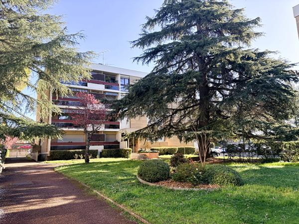 Appartement T4 de 97,5M2 avec terrasse et parking dans résidence de caractère