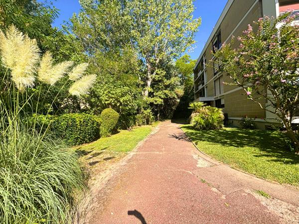 Appartement T4 de 97,5M2 avec terrasse et parking dans résidence de caractère