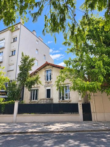 Cette charmante maison familiale offre un excellent potentiel d’aménagement pour une grande famille, ou un investissement pour une colocation. Repartie sur 3 niveaux avec 9 chambres, une salle d’eau et un WC à chaque étage, et un agréable jardin clos à l’abri des regards à l’arrière. 200 m2 au sol pour 170 m2 en loi carrez repartis actuellement comme suit: -4 chambres et une salle d’eau WC en rez de jardin -Cuisine ouverte sur salle à manger, séjour, une chambre, une salle d’eau en rez de chaussée surélevé -4 chambres et une salle d’eau à l’étage Une petite cour devant la maison permet de stocker des vélos Contactez moi pour une visite!