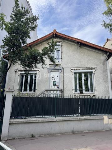 Cette charmante maison familiale offre un excellent potentiel d’aménagement pour une grande famille, ou un investissement pour une colocation. Repartie sur 3 niveaux avec 9 chambres, une salle d’eau et un WC à chaque étage, et un agréable jardin clos à l’abri des regards à l’arrière. 200 m2 au sol pour 170 m2 en loi carrez repartis actuellement comme suit: -4 chambres et une salle d’eau WC en rez de jardin -Cuisine ouverte sur salle à manger, séjour, une chambre, une salle d’eau en rez de chaussée surélevé -4 chambres et une salle d’eau à l’étage Une petite cour devant la maison permet de stocker des vélos Contactez moi pour une visite!