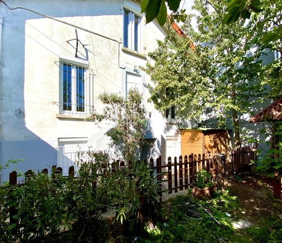 Cette charmante maison familiale offre un excellent potentiel d’aménagement pour une grande famille, ou un investissement pour une colocation. Repartie sur 3 niveaux avec 9 chambres, une salle d’eau et un WC à chaque étage, et un agréable jardin clos à l’abri des regards à l’arrière. 200 m2 au sol pour 170 m2 en loi carrez repartis actuellement comme suit: -4 chambres et une salle d’eau WC en rez de jardin -Cuisine ouverte sur salle à manger, séjour, une chambre, une salle d’eau en rez de chaussée surélevé -4 chambres et une salle d’eau à l’étage Une petite cour devant la maison permet de stocker des vélos Contactez moi pour une visite!