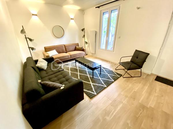 Cette charmante maison familiale offre un excellent potentiel d’aménagement pour une grande famille, ou un investissement pour une colocation. Repartie sur 3 niveaux avec 9 chambres, une salle d’eau et un WC à chaque étage, et un agréable jardin clos à l’abri des regards à l’arrière. 200 m2 au sol pour 170 m2 en loi carrez repartis actuellement comme suit: -4 chambres et une salle d’eau WC en rez de jardin -Cuisine ouverte sur salle à manger, séjour, une chambre, une salle d’eau en rez de chaussée surélevé -4 chambres et une salle d’eau à l’étage Une petite cour devant la maison permet de stocker des vélos Contactez moi pour une visite!