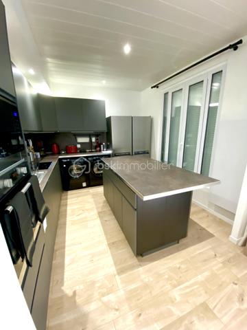Cette charmante maison familiale offre un excellent potentiel d’aménagement pour une grande famille, ou un investissement pour une colocation. Repartie sur 3 niveaux avec 9 chambres, une salle d’eau et un WC à chaque étage, et un agréable jardin clos à l’abri des regards à l’arrière. 200 m2 au sol pour 170 m2 en loi carrez repartis actuellement comme suit: -4 chambres et une salle d’eau WC en rez de jardin -Cuisine ouverte sur salle à manger, séjour, une chambre, une salle d’eau en rez de chaussée surélevé -4 chambres et une salle d’eau à l’étage Une petite cour devant la maison permet de stocker des vélos Contactez moi pour une visite!