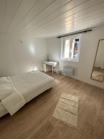 Cette charmante maison familiale offre un excellent potentiel d’aménagement pour une grande famille, ou un investissement pour une colocation. Repartie sur 3 niveaux avec 9 chambres, une salle d’eau et un WC à chaque étage, et un agréable jardin clos à l’abri des regards à l’arrière. 200 m2 au sol pour 170 m2 en loi carrez repartis actuellement comme suit: -4 chambres et une salle d’eau WC en rez de jardin -Cuisine ouverte sur salle à manger, séjour, une chambre, une salle d’eau en rez de chaussée surélevé -4 chambres et une salle d’eau à l’étage Une petite cour devant la maison permet de stocker des vélos Contactez moi pour une visite!