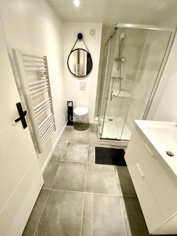 Cette charmante maison familiale offre un excellent potentiel d’aménagement pour une grande famille, ou un investissement pour une colocation. Repartie sur 3 niveaux avec 9 chambres, une salle d’eau et un WC à chaque étage, et un agréable jardin clos à l’abri des regards à l’arrière. 200 m2 au sol pour 170 m2 en loi carrez repartis actuellement comme suit: -4 chambres et une salle d’eau WC en rez de jardin -Cuisine ouverte sur salle à manger, séjour, une chambre, une salle d’eau en rez de chaussée surélevé -4 chambres et une salle d’eau à l’étage Une petite cour devant la maison permet de stocker des vélos Contactez moi pour une visite!