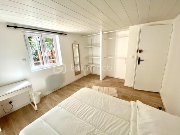 Cette charmante maison familiale offre un excellent potentiel d’aménagement pour une grande famille, ou un investissement pour une colocation. Repartie sur 3 niveaux avec 9 chambres, une salle d’eau et un WC à chaque étage, et un agréable jardin clos à l’abri des regards à l’arrière. 200 m2 au sol pour 170 m2 en loi carrez repartis actuellement comme suit: -4 chambres et une salle d’eau WC en rez de jardin -Cuisine ouverte sur salle à manger, séjour, une chambre, une salle d’eau en rez de chaussée surélevé -4 chambres et une salle d’eau à l’étage Une petite cour devant la maison permet de stocker des vélos Contactez moi pour une visite!