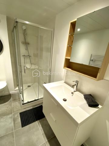 Cette charmante maison familiale offre un excellent potentiel d’aménagement pour une grande famille, ou un investissement pour une colocation. Repartie sur 3 niveaux avec 9 chambres, une salle d’eau et un WC à chaque étage, et un agréable jardin clos à l’abri des regards à l’arrière. 200 m2 au sol pour 170 m2 en loi carrez repartis actuellement comme suit: -4 chambres et une salle d’eau WC en rez de jardin -Cuisine ouverte sur salle à manger, séjour, une chambre, une salle d’eau en rez de chaussée surélevé -4 chambres et une salle d’eau à l’étage Une petite cour devant la maison permet de stocker des vélos Contactez moi pour une visite!