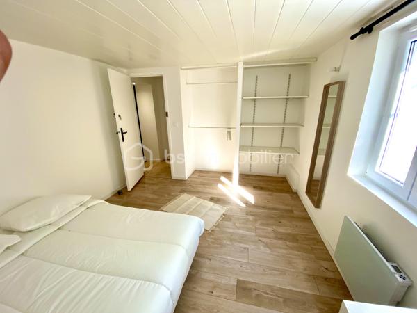 Cette charmante maison familiale offre un excellent potentiel d’aménagement pour une grande famille, ou un investissement pour une colocation. Repartie sur 3 niveaux avec 9 chambres, une salle d’eau et un WC à chaque étage, et un agréable jardin clos à l’abri des regards à l’arrière. 200 m2 au sol pour 170 m2 en loi carrez repartis actuellement comme suit: -4 chambres et une salle d’eau WC en rez de jardin -Cuisine ouverte sur salle à manger, séjour, une chambre, une salle d’eau en rez de chaussée surélevé -4 chambres et une salle d’eau à l’étage Une petite cour devant la maison permet de stocker des vélos Contactez moi pour une visite!
