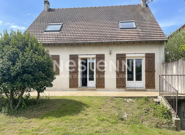 A vendre une maison avec sous-sol total à Morangis de 135 m2 et divisée en 2 appartements