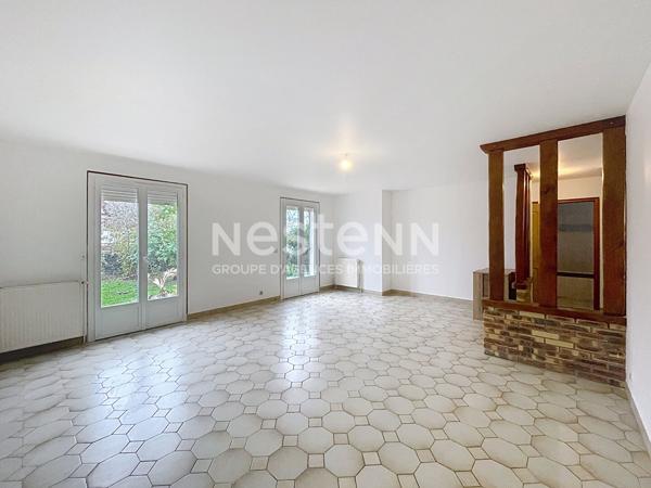 A vendre une maison avec sous-sol total à Morangis de 135 m2 et divisée en 2 appartements