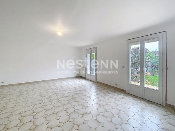 A vendre une maison avec sous-sol total à Morangis de 135 m2 et divisée en 2 appartements