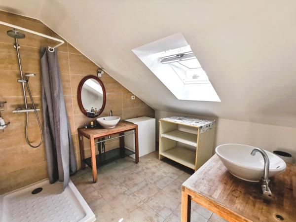 Dans un secteur prisé, à quelques minutes à pied de la gare: