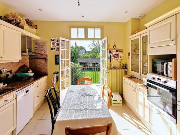 Dans un secteur prisé, à quelques minutes à pied de la gare: