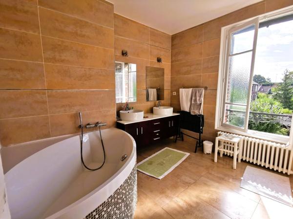 Dans un secteur prisé, à quelques minutes à pied de la gare: