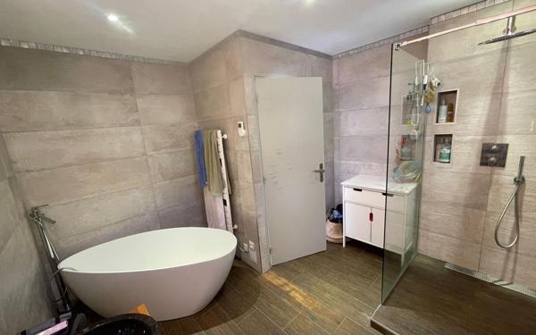 Maison à vendre    7 pièces • 170 m2 Nîmes