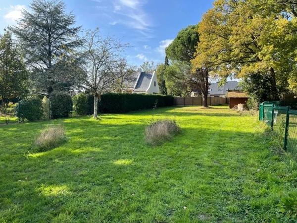 Grande parcelle à bâtir en plein cœur de Sautron Terrain viabilisé dans un environnement calme Sautron