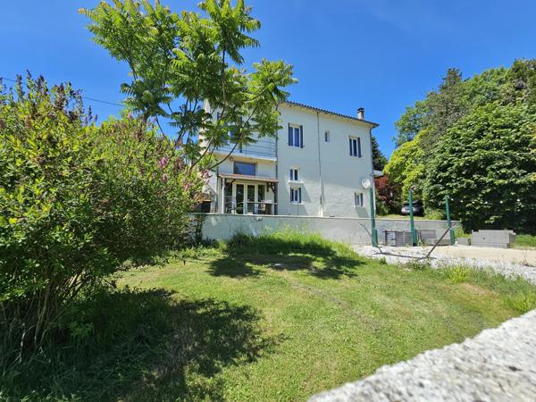 Une maison de village riveraine au charme atypique
