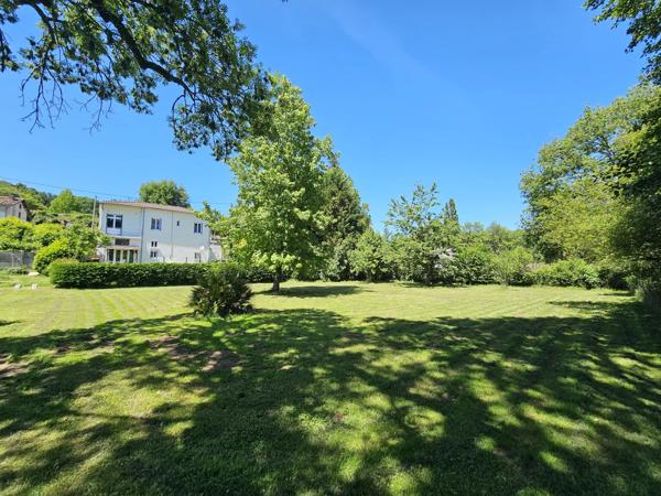 Une maison de village riveraine au charme atypique
