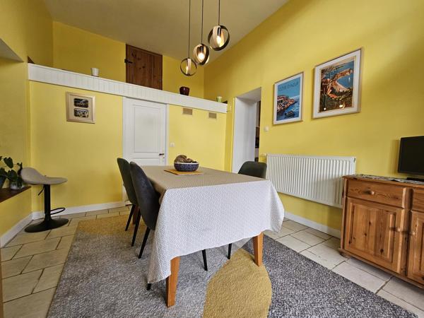 Une maison de village riveraine au charme atypique