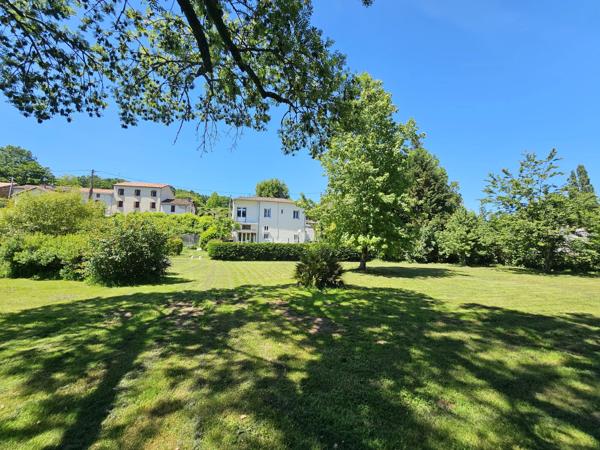 Une maison de village riveraine au charme atypique