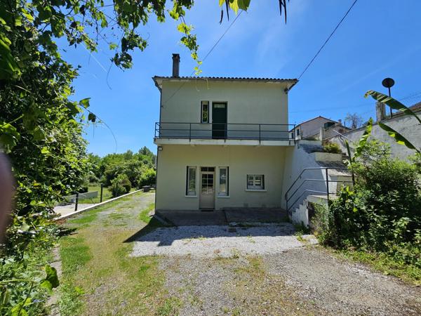 Une maison de village riveraine au charme atypique