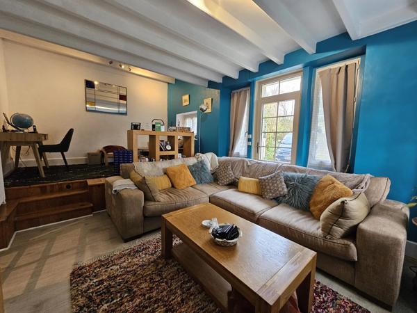 Une maison de village riveraine au charme atypique