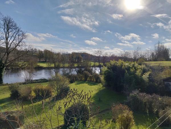 Une maison de village riveraine au charme atypique