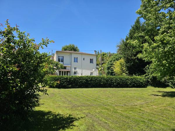 Une maison de village riveraine au charme atypique