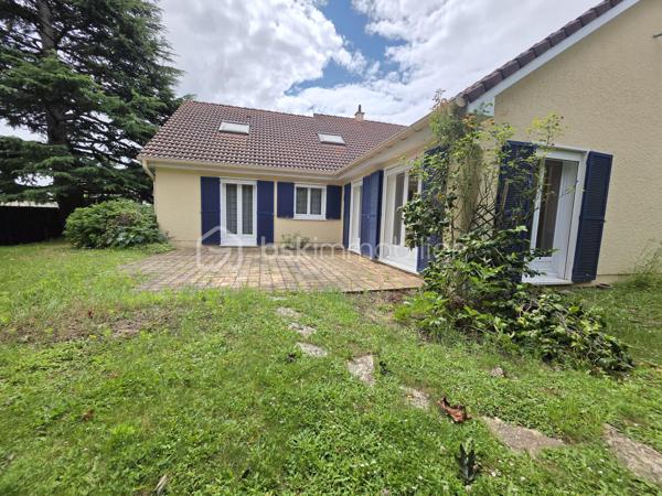 MAISON INDIVIDUELLE BREGUET DE TYPE « MÉLÈZE » – 4 CHAMBRES DE PLAIN-PIED – GARAGE 2 PLACES AVEC UN APPARTEMENT TYPE F2 DANS LES COMBLES AMÉNAGÉS
TERRAIN 939 M² – CENTRE-VILLE – PAS DE VIS-À-VIS

Dès l’entrée, accessible par un petit porche, cette maison offre une distribution fonctionnelle et agréable des espaces. 

L’entrée avec un placard dessert l’espace de vie, l’espace nuit et le garage.
L’espace de vie est composé d’une cuisine indépendante, ouverte sur une grande pièce à vivre de 43 m² qui vous séduira par ses volumes généreux et sa luminosité. Elle s’ouvre sur une petite loggia ouverte ainsi qu’une grande terrasse, idéale pour profiter des beaux jours et prolonger cet espace vers l’extérieur.

Un espace appelé « galerie » vous mènera à l’espace nuit, qui se compose :
- de trois chambres avec placard,
- une suite parentale avec placard donnant sur la terrasse, salle de bain, accès à une pièce aménagée dans les combles pouvant faire office de bureau pour travailler ou télétravailler au calme.
- une salle d’eau indépendante et un WC séparé.

Les plus :
- volets roulants électriques avec commande individuelle et collective
- Un garage 2 places, possibilité de se garer devant le garage. lumière automatique dans le garage
- Un appartement type F2 dans les combles à rafraîchir, dont l’accès se fait par le garage. Il est composé d’un séjour avec cuisine ouverte, d’une salle de bain/salle d’eau et d’une chambre. Une autre pièce à rénover complète cet espace.
Il sera parfait pour accueillir votre famille, loger votre jeune adulte ou, pourquoi pas, le louer à des étudiants par exemple.
- Un grand jardin arboré permettant de profiter pleinement des beaux jours, complété par un terrain de pétanque à rafraîchir.

Une maison pensée pour le confort familial, alliant circulation fluide, beaux volumes et espaces extérieurs appréciables.

Vous apprécierez également :
- La proximité immédiate des commerces de Ballainvilliers, de l’école des Marais et de la crèche ;
- Le Château de Ballainvilliers (dont le parc est équipé pour petits et grands) ainsi que le bois des Templiers, à deux pas ;
- Les nombreuses associations qui font de cette ville une commune attractive ;
- Les transports, dont la RN20.
