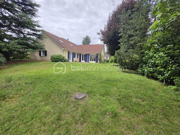MAISON INDIVIDUELLE BREGUET DE TYPE « MÉLÈZE » – 4 CHAMBRES DE PLAIN-PIED – GARAGE 2 PLACES AVEC UN APPARTEMENT TYPE F2 DANS LES COMBLES AMÉNAGÉS
TERRAIN 939 M² – CENTRE-VILLE – PAS DE VIS-À-VIS

Dès l’entrée, accessible par un petit porche, cette maison offre une distribution fonctionnelle et agréable des espaces. 

L’entrée avec un placard dessert l’espace de vie, l’espace nuit et le garage.
L’espace de vie est composé d’une cuisine indépendante, ouverte sur une grande pièce à vivre de 43 m² qui vous séduira par ses volumes généreux et sa luminosité. Elle s’ouvre sur une petite loggia ouverte ainsi qu’une grande terrasse, idéale pour profiter des beaux jours et prolonger cet espace vers l’extérieur.

Un espace appelé « galerie » vous mènera à l’espace nuit, qui se compose :
- de trois chambres avec placard,
- une suite parentale avec placard donnant sur la terrasse, salle de bain, accès à une pièce aménagée dans les combles pouvant faire office de bureau pour travailler ou télétravailler au calme.
- une salle d’eau indépendante et un WC séparé.

Les plus :
- volets roulants électriques avec commande individuelle et collective
- Un garage 2 places, possibilité de se garer devant le garage. lumière automatique dans le garage
- Un appartement type F2 dans les combles à rafraîchir, dont l’accès se fait par le garage. Il est composé d’un séjour avec cuisine ouverte, d’une salle de bain/salle d’eau et d’une chambre. Une autre pièce à rénover complète cet espace.
Il sera parfait pour accueillir votre famille, loger votre jeune adulte ou, pourquoi pas, le louer à des étudiants par exemple.
- Un grand jardin arboré permettant de profiter pleinement des beaux jours, complété par un terrain de pétanque à rafraîchir.

Une maison pensée pour le confort familial, alliant circulation fluide, beaux volumes et espaces extérieurs appréciables.

Vous apprécierez également :
- La proximité immédiate des commerces de Ballainvilliers, de l’école des Marais et de la crèche ;
- Le Château de Ballainvilliers (dont le parc est équipé pour petits et grands) ainsi que le bois des Templiers, à deux pas ;
- Les nombreuses associations qui font de cette ville une commune attractive ;
- Les transports, dont la RN20.