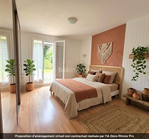 MAISON INDIVIDUELLE BREGUET DE TYPE « MÉLÈZE » – 4 CHAMBRES DE PLAIN-PIED – GARAGE 2 PLACES AVEC UN APPARTEMENT TYPE F2 DANS LES COMBLES AMÉNAGÉS
TERRAIN 939 M² – CENTRE-VILLE – PAS DE VIS-À-VIS

Dès l’entrée, accessible par un petit porche, cette maison offre une distribution fonctionnelle et agréable des espaces. 

L’entrée avec un placard dessert l’espace de vie, l’espace nuit et le garage.
L’espace de vie est composé d’une cuisine indépendante, ouverte sur une grande pièce à vivre de 43 m² qui vous séduira par ses volumes généreux et sa luminosité. Elle s’ouvre sur une petite loggia ouverte ainsi qu’une grande terrasse, idéale pour profiter des beaux jours et prolonger cet espace vers l’extérieur.

Un espace appelé « galerie » vous mènera à l’espace nuit, qui se compose :
- de trois chambres avec placard,
- une suite parentale avec placard donnant sur la terrasse, salle de bain, accès à une pièce aménagée dans les combles pouvant faire office de bureau pour travailler ou télétravailler au calme.
- une salle d’eau indépendante et un WC séparé.

Les plus :
- volets roulants électriques avec commande individuelle et collective
- Un garage 2 places, possibilité de se garer devant le garage. lumière automatique dans le garage
- Un appartement type F2 dans les combles à rafraîchir, dont l’accès se fait par le garage. Il est composé d’un séjour avec cuisine ouverte, d’une salle de bain/salle d’eau et d’une chambre. Une autre pièce à rénover complète cet espace.
Il sera parfait pour accueillir votre famille, loger votre jeune adulte ou, pourquoi pas, le louer à des étudiants par exemple.
- Un grand jardin arboré permettant de profiter pleinement des beaux jours, complété par un terrain de pétanque à rafraîchir.

Une maison pensée pour le confort familial, alliant circulation fluide, beaux volumes et espaces extérieurs appréciables.

Vous apprécierez également :
- La proximité immédiate des commerces de Ballainvilliers, de l’école des Marais et de la crèche ;
- Le Château de Ballainvilliers (dont le parc est équipé pour petits et grands) ainsi que le bois des Templiers, à deux pas ;
- Les nombreuses associations qui font de cette ville une commune attractive ;
- Les transports, dont la RN20.