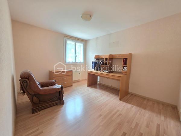 MAISON INDIVIDUELLE BREGUET DE TYPE « MÉLÈZE » – 4 CHAMBRES DE PLAIN-PIED – GARAGE 2 PLACES AVEC UN APPARTEMENT TYPE F2 DANS LES COMBLES AMÉNAGÉS
TERRAIN 939 M² – CENTRE-VILLE – PAS DE VIS-À-VIS

Dès l’entrée, accessible par un petit porche, cette maison offre une distribution fonctionnelle et agréable des espaces. 

L’entrée avec un placard dessert l’espace de vie, l’espace nuit et le garage.
L’espace de vie est composé d’une cuisine indépendante, ouverte sur une grande pièce à vivre de 43 m² qui vous séduira par ses volumes généreux et sa luminosité. Elle s’ouvre sur une petite loggia ouverte ainsi qu’une grande terrasse, idéale pour profiter des beaux jours et prolonger cet espace vers l’extérieur.

Un espace appelé « galerie » vous mènera à l’espace nuit, qui se compose :
- de trois chambres avec placard,
- une suite parentale avec placard donnant sur la terrasse, salle de bain, accès à une pièce aménagée dans les combles pouvant faire office de bureau pour travailler ou télétravailler au calme.
- une salle d’eau indépendante et un WC séparé.

Les plus :
- volets roulants électriques avec commande individuelle et collective
- Un garage 2 places, possibilité de se garer devant le garage. lumière automatique dans le garage
- Un appartement type F2 dans les combles à rafraîchir, dont l’accès se fait par le garage. Il est composé d’un séjour avec cuisine ouverte, d’une salle de bain/salle d’eau et d’une chambre. Une autre pièce à rénover complète cet espace.
Il sera parfait pour accueillir votre famille, loger votre jeune adulte ou, pourquoi pas, le louer à des étudiants par exemple.
- Un grand jardin arboré permettant de profiter pleinement des beaux jours, complété par un terrain de pétanque à rafraîchir.

Une maison pensée pour le confort familial, alliant circulation fluide, beaux volumes et espaces extérieurs appréciables.

Vous apprécierez également :
- La proximité immédiate des commerces de Ballainvilliers, de l’école des Marais et de la crèche ;
- Le Château de Ballainvilliers (dont le parc est équipé pour petits et grands) ainsi que le bois des Templiers, à deux pas ;
- Les nombreuses associations qui font de cette ville une commune attractive ;
- Les transports, dont la RN20.