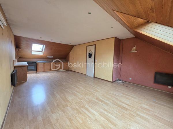 MAISON INDIVIDUELLE BREGUET DE TYPE « MÉLÈZE » – 4 CHAMBRES DE PLAIN-PIED – GARAGE 2 PLACES AVEC UN APPARTEMENT TYPE F2 DANS LES COMBLES AMÉNAGÉS
TERRAIN 939 M² – CENTRE-VILLE – PAS DE VIS-À-VIS

Dès l’entrée, accessible par un petit porche, cette maison offre une distribution fonctionnelle et agréable des espaces. 

L’entrée avec un placard dessert l’espace de vie, l’espace nuit et le garage.
L’espace de vie est composé d’une cuisine indépendante, ouverte sur une grande pièce à vivre de 43 m² qui vous séduira par ses volumes généreux et sa luminosité. Elle s’ouvre sur une petite loggia ouverte ainsi qu’une grande terrasse, idéale pour profiter des beaux jours et prolonger cet espace vers l’extérieur.

Un espace appelé « galerie » vous mènera à l’espace nuit, qui se compose :
- de trois chambres avec placard,
- une suite parentale avec placard donnant sur la terrasse, salle de bain, accès à une pièce aménagée dans les combles pouvant faire office de bureau pour travailler ou télétravailler au calme.
- une salle d’eau indépendante et un WC séparé.

Les plus :
- volets roulants électriques avec commande individuelle et collective
- Un garage 2 places, possibilité de se garer devant le garage. lumière automatique dans le garage
- Un appartement type F2 dans les combles à rafraîchir, dont l’accès se fait par le garage. Il est composé d’un séjour avec cuisine ouverte, d’une salle de bain/salle d’eau et d’une chambre. Une autre pièce à rénover complète cet espace.
Il sera parfait pour accueillir votre famille, loger votre jeune adulte ou, pourquoi pas, le louer à des étudiants par exemple.
- Un grand jardin arboré permettant de profiter pleinement des beaux jours, complété par un terrain de pétanque à rafraîchir.

Une maison pensée pour le confort familial, alliant circulation fluide, beaux volumes et espaces extérieurs appréciables.

Vous apprécierez également :
- La proximité immédiate des commerces de Ballainvilliers, de l’école des Marais et de la crèche ;
- Le Château de Ballainvilliers (dont le parc est équipé pour petits et grands) ainsi que le bois des Templiers, à deux pas ;
- Les nombreuses associations qui font de cette ville une commune attractive ;
- Les transports, dont la RN20.
