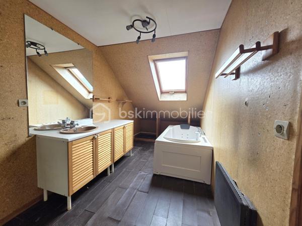 MAISON INDIVIDUELLE BREGUET DE TYPE « MÉLÈZE » – 4 CHAMBRES DE PLAIN-PIED – GARAGE 2 PLACES AVEC UN APPARTEMENT TYPE F2 DANS LES COMBLES AMÉNAGÉS
TERRAIN 939 M² – CENTRE-VILLE – PAS DE VIS-À-VIS

Dès l’entrée, accessible par un petit porche, cette maison offre une distribution fonctionnelle et agréable des espaces. 

L’entrée avec un placard dessert l’espace de vie, l’espace nuit et le garage.
L’espace de vie est composé d’une cuisine indépendante, ouverte sur une grande pièce à vivre de 43 m² qui vous séduira par ses volumes généreux et sa luminosité. Elle s’ouvre sur une petite loggia ouverte ainsi qu’une grande terrasse, idéale pour profiter des beaux jours et prolonger cet espace vers l’extérieur.

Un espace appelé « galerie » vous mènera à l’espace nuit, qui se compose :
- de trois chambres avec placard,
- une suite parentale avec placard donnant sur la terrasse, salle de bain, accès à une pièce aménagée dans les combles pouvant faire office de bureau pour travailler ou télétravailler au calme.
- une salle d’eau indépendante et un WC séparé.

Les plus :
- volets roulants électriques avec commande individuelle et collective
- Un garage 2 places, possibilité de se garer devant le garage. lumière automatique dans le garage
- Un appartement type F2 dans les combles à rafraîchir, dont l’accès se fait par le garage. Il est composé d’un séjour avec cuisine ouverte, d’une salle de bain/salle d’eau et d’une chambre. Une autre pièce à rénover complète cet espace.
Il sera parfait pour accueillir votre famille, loger votre jeune adulte ou, pourquoi pas, le louer à des étudiants par exemple.
- Un grand jardin arboré permettant de profiter pleinement des beaux jours, complété par un terrain de pétanque à rafraîchir.

Une maison pensée pour le confort familial, alliant circulation fluide, beaux volumes et espaces extérieurs appréciables.

Vous apprécierez également :
- La proximité immédiate des commerces de Ballainvilliers, de l’école des Marais et de la crèche ;
- Le Château de Ballainvilliers (dont le parc est équipé pour petits et grands) ainsi que le bois des Templiers, à deux pas ;
- Les nombreuses associations qui font de cette ville une commune attractive ;
- Les transports, dont la RN20.