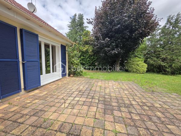 MAISON INDIVIDUELLE BREGUET DE TYPE « MÉLÈZE » – 4 CHAMBRES DE PLAIN-PIED – GARAGE 2 PLACES AVEC UN APPARTEMENT TYPE F2 DANS LES COMBLES AMÉNAGÉS
TERRAIN 939 M² – CENTRE-VILLE – PAS DE VIS-À-VIS

Dès l’entrée, accessible par un petit porche, cette maison offre une distribution fonctionnelle et agréable des espaces. 

L’entrée avec un placard dessert l’espace de vie, l’espace nuit et le garage.
L’espace de vie est composé d’une cuisine indépendante, ouverte sur une grande pièce à vivre de 43 m² qui vous séduira par ses volumes généreux et sa luminosité. Elle s’ouvre sur une petite loggia ouverte ainsi qu’une grande terrasse, idéale pour profiter des beaux jours et prolonger cet espace vers l’extérieur.

Un espace appelé « galerie » vous mènera à l’espace nuit, qui se compose :
- de trois chambres avec placard,
- une suite parentale avec placard donnant sur la terrasse, salle de bain, accès à une pièce aménagée dans les combles pouvant faire office de bureau pour travailler ou télétravailler au calme.
- une salle d’eau indépendante et un WC séparé.

Les plus :
- volets roulants électriques avec commande individuelle et collective
- Un garage 2 places, possibilité de se garer devant le garage. lumière automatique dans le garage
- Un appartement type F2 dans les combles à rafraîchir, dont l’accès se fait par le garage. Il est composé d’un séjour avec cuisine ouverte, d’une salle de bain/salle d’eau et d’une chambre. Une autre pièce à rénover complète cet espace.
Il sera parfait pour accueillir votre famille, loger votre jeune adulte ou, pourquoi pas, le louer à des étudiants par exemple.
- Un grand jardin arboré permettant de profiter pleinement des beaux jours, complété par un terrain de pétanque à rafraîchir.

Une maison pensée pour le confort familial, alliant circulation fluide, beaux volumes et espaces extérieurs appréciables.

Vous apprécierez également :
- La proximité immédiate des commerces de Ballainvilliers, de l’école des Marais et de la crèche ;
- Le Château de Ballainvilliers (dont le parc est équipé pour petits et grands) ainsi que le bois des Templiers, à deux pas ;
- Les nombreuses associations qui font de cette ville une commune attractive ;
- Les transports, dont la RN20.