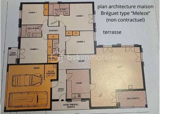 MAISON INDIVIDUELLE BREGUET DE TYPE « MÉLÈZE » – 4 CHAMBRES DE PLAIN-PIED – GARAGE 2 PLACES AVEC UN APPARTEMENT TYPE F2 DANS LES COMBLES AMÉNAGÉS
TERRAIN 939 M² – CENTRE-VILLE – PAS DE VIS-À-VIS

Dès l’entrée, accessible par un petit porche, cette maison offre une distribution fonctionnelle et agréable des espaces. 

L’entrée avec un placard dessert l’espace de vie, l’espace nuit et le garage.
L’espace de vie est composé d’une cuisine indépendante, ouverte sur une grande pièce à vivre de 43 m² qui vous séduira par ses volumes généreux et sa luminosité. Elle s’ouvre sur une petite loggia ouverte ainsi qu’une grande terrasse, idéale pour profiter des beaux jours et prolonger cet espace vers l’extérieur.

Un espace appelé « galerie » vous mènera à l’espace nuit, qui se compose :
- de trois chambres avec placard,
- une suite parentale avec placard donnant sur la terrasse, salle de bain, accès à une pièce aménagée dans les combles pouvant faire office de bureau pour travailler ou télétravailler au calme.
- une salle d’eau indépendante et un WC séparé.

Les plus :
- volets roulants électriques avec commande individuelle et collective
- Un garage 2 places, possibilité de se garer devant le garage. lumière automatique dans le garage
- Un appartement type F2 dans les combles à rafraîchir, dont l’accès se fait par le garage. Il est composé d’un séjour avec cuisine ouverte, d’une salle de bain/salle d’eau et d’une chambre. Une autre pièce à rénover complète cet espace.
Il sera parfait pour accueillir votre famille, loger votre jeune adulte ou, pourquoi pas, le louer à des étudiants par exemple.
- Un grand jardin arboré permettant de profiter pleinement des beaux jours, complété par un terrain de pétanque à rafraîchir.

Une maison pensée pour le confort familial, alliant circulation fluide, beaux volumes et espaces extérieurs appréciables.

Vous apprécierez également :
- La proximité immédiate des commerces de Ballainvilliers, de l’école des Marais et de la crèche ;
- Le Château de Ballainvilliers (dont le parc est équipé pour petits et grands) ainsi que le bois des Templiers, à deux pas ;
- Les nombreuses associations qui font de cette ville une commune attractive ;
- Les transports, dont la RN20.