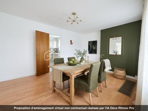 MAISON INDIVIDUELLE BREGUET DE TYPE « MÉLÈZE » – 4 CHAMBRES DE PLAIN-PIED – GARAGE 2 PLACES AVEC UN APPARTEMENT TYPE F2 DANS LES COMBLES AMÉNAGÉS
TERRAIN 939 M² – CENTRE-VILLE – PAS DE VIS-À-VIS

Dès l’entrée, accessible par un petit porche, cette maison offre une distribution fonctionnelle et agréable des espaces. 

L’entrée avec un placard dessert l’espace de vie, l’espace nuit et le garage.
L’espace de vie est composé d’une cuisine indépendante, ouverte sur une grande pièce à vivre de 43 m² qui vous séduira par ses volumes généreux et sa luminosité. Elle s’ouvre sur une petite loggia ouverte ainsi qu’une grande terrasse, idéale pour profiter des beaux jours et prolonger cet espace vers l’extérieur.

Un espace appelé « galerie » vous mènera à l’espace nuit, qui se compose :
- de trois chambres avec placard,
- une suite parentale avec placard donnant sur la terrasse, salle de bain, accès à une pièce aménagée dans les combles pouvant faire office de bureau pour travailler ou télétravailler au calme.
- une salle d’eau indépendante et un WC séparé.

Les plus :
- volets roulants électriques avec commande individuelle et collective
- Un garage 2 places, possibilité de se garer devant le garage. lumière automatique dans le garage
- Un appartement type F2 dans les combles à rafraîchir, dont l’accès se fait par le garage. Il est composé d’un séjour avec cuisine ouverte, d’une salle de bain/salle d’eau et d’une chambre. Une autre pièce à rénover complète cet espace.
Il sera parfait pour accueillir votre famille, loger votre jeune adulte ou, pourquoi pas, le louer à des étudiants par exemple.
- Un grand jardin arboré permettant de profiter pleinement des beaux jours, complété par un terrain de pétanque à rafraîchir.

Une maison pensée pour le confort familial, alliant circulation fluide, beaux volumes et espaces extérieurs appréciables.

Vous apprécierez également :
- La proximité immédiate des commerces de Ballainvilliers, de l’école des Marais et de la crèche ;
- Le Château de Ballainvilliers (dont le parc est équipé pour petits et grands) ainsi que le bois des Templiers, à deux pas ;
- Les nombreuses associations qui font de cette ville une commune attractive ;
- Les transports, dont la RN20.
