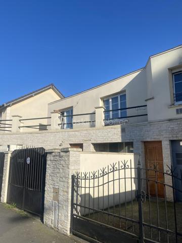 A Vendre - Maison F7 de 122m² avec forte rentabilité locative - Villeparisis.

Investisseurs, découvrez cette spacieuse maison F7 de 122m² située à Villeparisis, commune dynamique de Seine-et-Marne bénéficiant d'un accès rapide à Paris, à Roissy-CDG et aux principaux axes routiers.
Cette propriété offre un excellent potentiel locatif avec 5 chambres déjà louées, générant des revenus immédiats de 2600 euros mensuel. 

La maison comprend :
- cinq chambres en location
- une cuisine indépendante
- trois salles d'eau (dont 1 dépendante à une chambre)
- un WC
- une terrasse
- un agréable jardin privatif
Un sous-sol complète l'ensemble avec une pièce (travaux à prévoir),  offrant un beau potentiel pour créer un studio de type F1 , constituant ainsi une source de revenus supplémentaires. 

Ce bien s'adresse aussi bien à un investisseur souhaitant développer son patrimoine qu'à un acquéreur recherchant une opération offrant un potentiel d'optimisation locative.